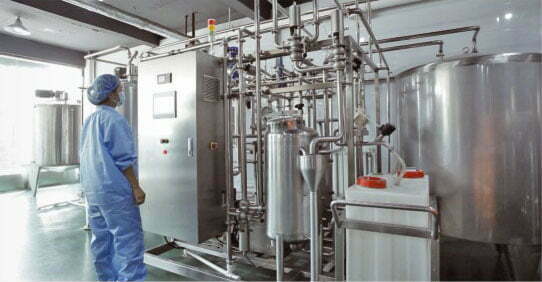 Tanque de pasteurización de leche de acero inoxidable con panel de control y sistema de tuberías