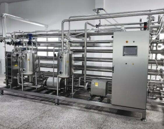 Máquina de pasteurización de leche mostrando tanque de acero inoxidable con panel de control de temperatura