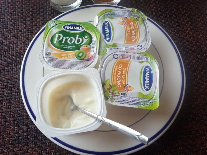 простой йогурт, изготовленный на линии по производству йогурта